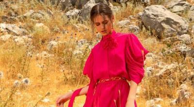 Летящие вечерние платья, перья и рукава-буфы: вечная женственность в новой коллекции Elie Saab