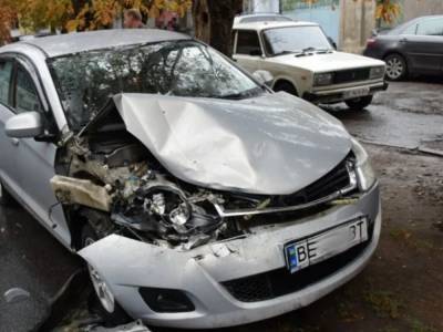 В центре Николаева произошла тройная авария с участием такси
