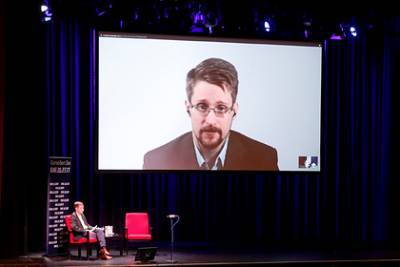 Сноудена обязали отдать США миллионную выручку от его книги