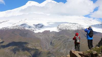 Спасатели вышли на поиски заблудившихся на Эльбрусе альпинистов