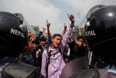 Из-за нарушения карантина религиозную процессию в Непале разгоняли водометами