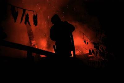 В Смоленском районе полыхала баня и чуть не сгорел жилой дом