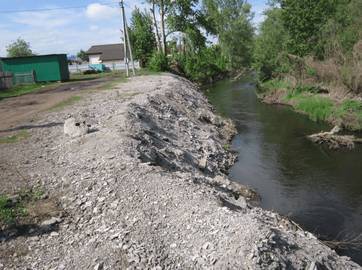 В Башкирии берег реки отсыпали бетонными отходами завода