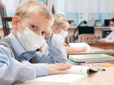 В Украине могут застраховать от коронавируса детей и учителей пенсионного возраста