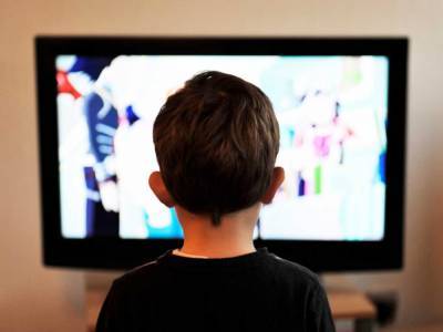 Телевизор мешает детям учиться: провоцирует отставание – ученые