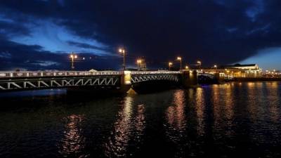 Дворцовый мост в Петербурге подсветили цветами муаровой ленты