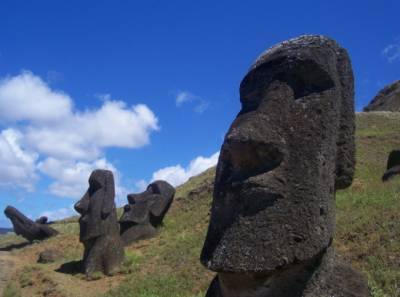 Истощение природных ресурсов и перенаселение привели к краху цивилизации на острове Пасхи