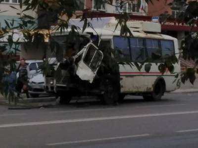 В Кургане КАМАЗ врезался в пассажирский автобус