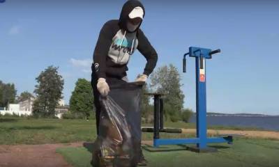 Вандал, сломавший фонтан в Петрозаводске, убирает мусор, чтобы искупить свою вину