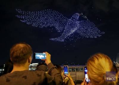 В небо над Петербургом в честь 75-летия Победы поднялись 2 тыс. дронов