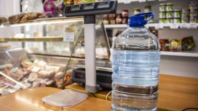 Диетолог рассказала об опасности бутилированной воды для организма