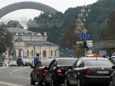 Утром в Киеве на четырех мостах возникли автомобильные пробки