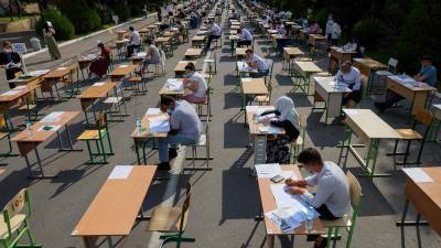 Тысячи абитуриентов Узбекистана сдают экзамены на улице