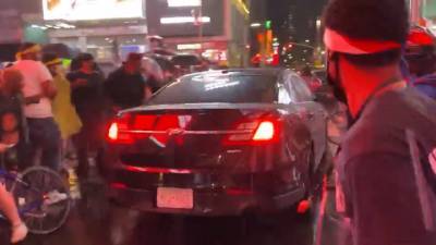 Толпу протестующих BLM протаранил автомобиль на Таймс-сквер