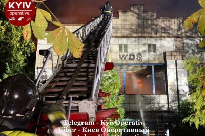 В Киеве на Подоле огонь уничтожил недостроенное здание (фото, видео)