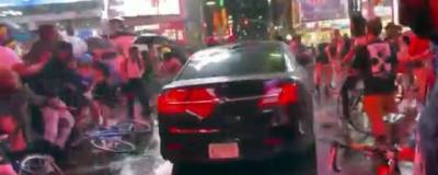 Во время акции протеста в Нью-Йорке мужчина на авто въехал в толпу людей