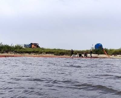«Дочка» «Лукойла» очистила реку в Надымском районе после разлива нефтепродуктов