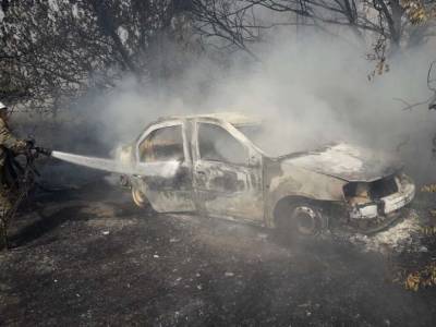Под Днепром во время тушения сухой травы обнаружили труп мужчины в горящей машине