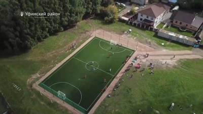 Компания «Кроношпан» подарила детям футбольное поле