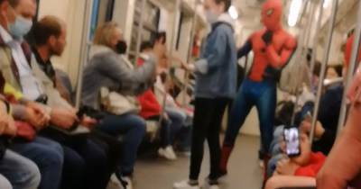 «Человек-паук» потанцевал с пассажиркой московского метро и попал на видео