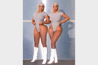 Моделей-близняшек популярного бренда обругали за искусственные тела в рекламе