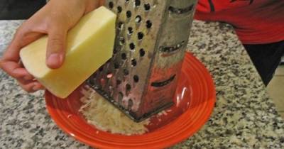 Как правильно тереть сыр на терке, чтобы он не прилипал к поверхности (и мыть терку будет легче)