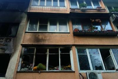 В Сочи спасатели эвакуировали из задымленной из-за пожара квартиры двухлетнего ребенка и его родителей