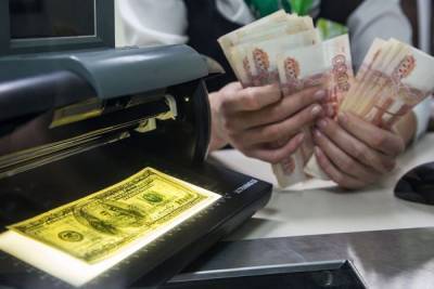 Эксперт: Ближе к вечеру можно ждать усиления продаж рубля