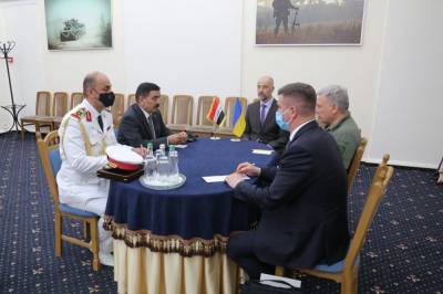 В Украину впервые с визитом прибыл министр обороны Ирака