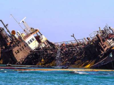 С затонувшего в Одессе танкера Delfi произошел новый разлив нефти