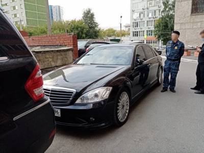 У жителя Екатеринбурга за полумиллионные долги по налогам арестовали Mercedes