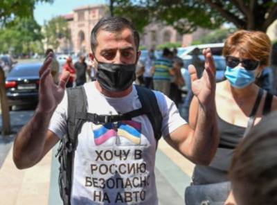 «Пустите в Россию»: протестующие в Ереване пробиваются в парламент