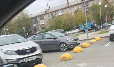 В Тюмени на парковке у Технопарка перекрыли сквозной проезд для машин