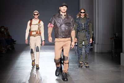 Владимир Кличко переоделся в охранника и стал манекенщиком на модном показе