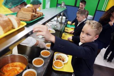 Льготное питание в школах Петербурга подорожает на 3%