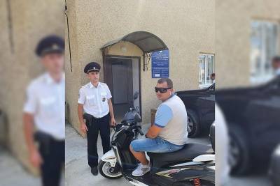 В Анапе полицейские установили личность водителя скутера, проехавшего по тротуару возле пляжа