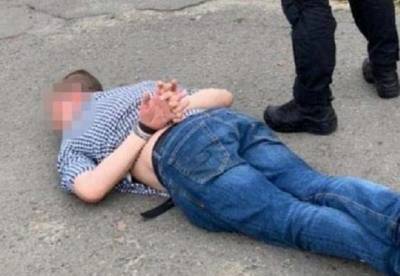 В Киеве полицейского задержали за торговлю наркотиками (фото)