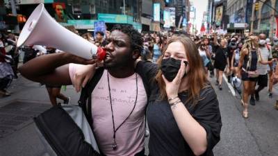Автомобиль протаранил толпу протестующих в центре Нью-Йорка — видео