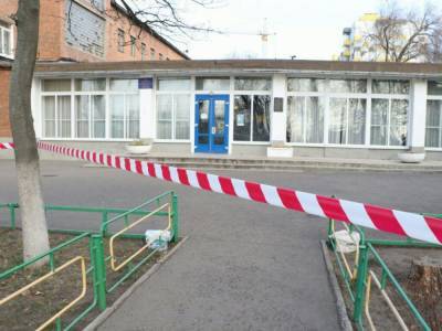 Ищут взрывчатку: в Киеве полиция проверяет информацию о минировании двух школ