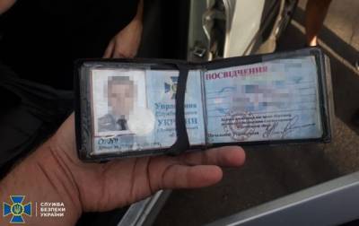 В Днепре задержали уголовника с оружием и поддельным удостоверением СБУ