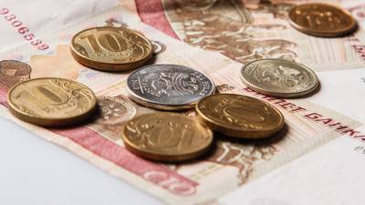 В первом полугодии россияне отложили 2 трлн рублей как заначку
