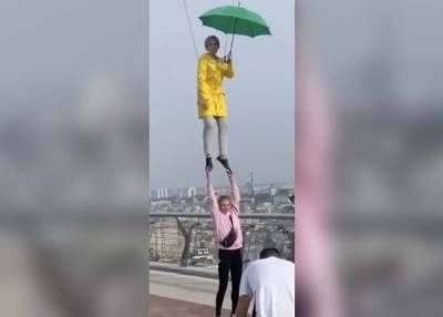 Кандидат в мэры Киева пролетела над городом с зонтиком