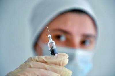 Большую часть россиян вакцинируют в течение года