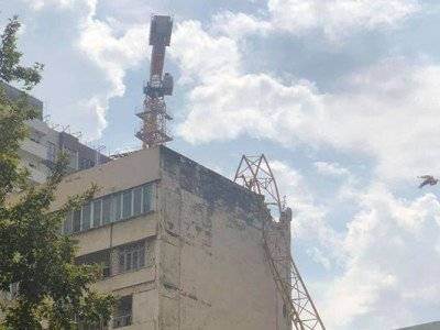 В Баку подъемный кран опрокинулся на жилой дом