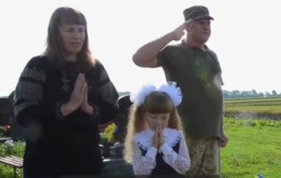 Дочку павшего украинского Героя в 1-й класс отвел его побратим, кадры: "Хотела, чтобы папа повел, но..."