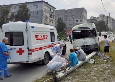 Автобус без водителя врезался в столб в Приморье