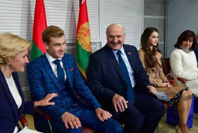 Николаю Лукашенко некогда думать о девушках, Батька готовит сына на свое место
