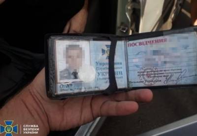 В Днепре задержали уголовника с оружием с поддельным удостоверением СБУ (фото)