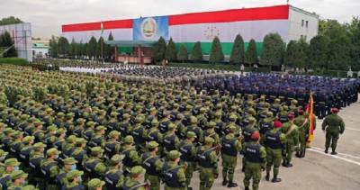 Президент принял участие в военном параде в честь 25-летия образования Национальной гвардии Таджикистана