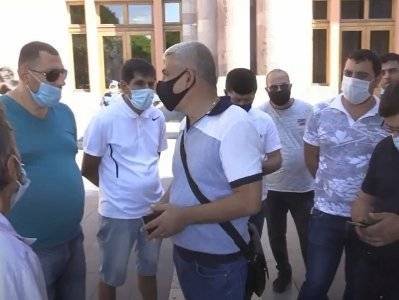 Автоимпортеры проводят акцию протеста у здания Правительства Армении